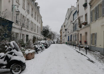 Media Europa colapsada por la nieve: cientos de vuelos cancelados y atascos kilométricos
