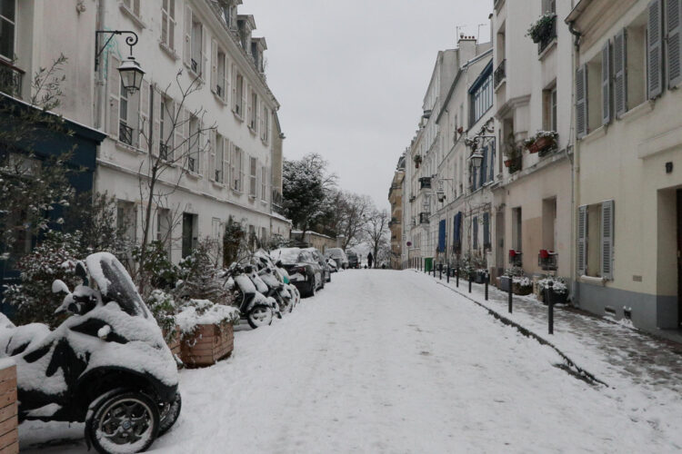 -París amanece este miércoles cubierta de nieve. El norte y el noroeste de Francia vive este miércoles un episodio de nieve, con espesores en términos generales de entre cinco y ocho centímetros, que ha provocado atascos interminables con más de 1.600 kilómetros acumulados esta mañana, además de la supresión de unos 140 vuelos en París. EFE/ Edgar Sapiña Manchado