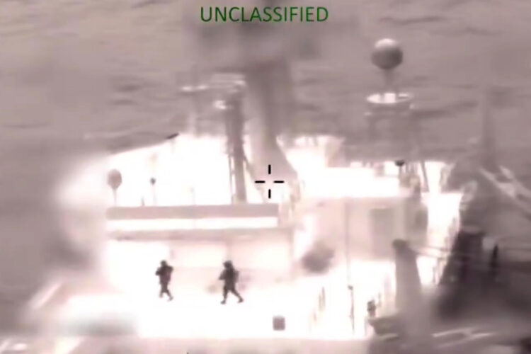 Captura de pantalla tomada de la cuenta oficial de la red social X @ Southcom del Comando Sur de los Estados Unidos que muestra la intercepción del buque petrolero Olina este viernes, en aguas del Caribe. EFE/ @Southcom /SOLO USO EDITORIAL/NO VENTAS