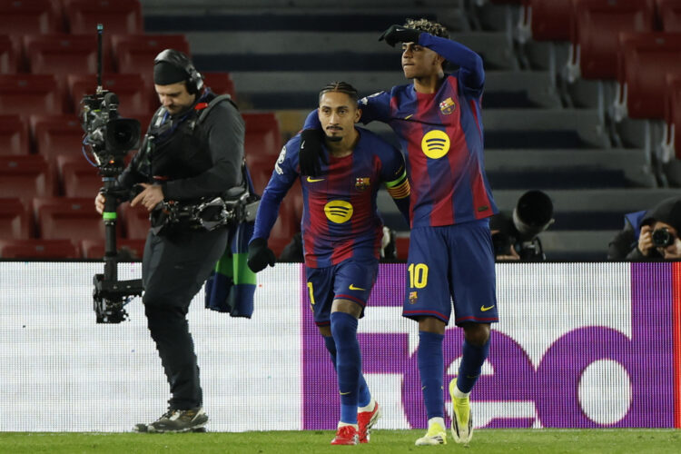 Los jugadores del FC Barcelona, el brasileño Raphinha y Lamine Yamal celebran el tercer gol del equipo blaugrana durante el encuentro correspondiente a la última jornada de la fase regular de Liga de Campeones que disputaron FC Barcelona y FC Copenhague hoy miércoles en el Camp Nou. EFE/Alberto Estévez.