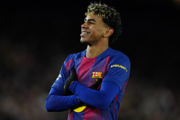 El delantero del FC Barcelona, Lamine Yamal, celebra el segundo gol del equipo blaugrana durante el encuentro correspondiente a la última jornada de la fase regular de Liga de Campeones que disputaron FC Barcelona y FC Copenhague hoy miércoles en el Camp Nou. EFE/Alejandro García.