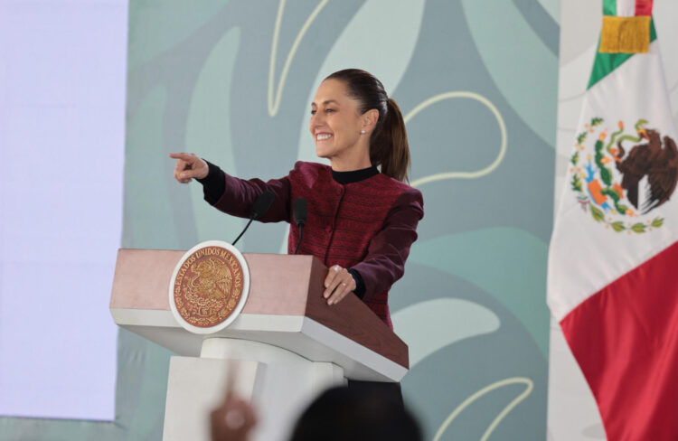 Fotografía cedida por la presidencia de México, que muestra a la mandataria mexicana, Claudia Sheinbaum, hablando durante una rueda de prensa en Tijuana (México). EFE/ Presidencia de México