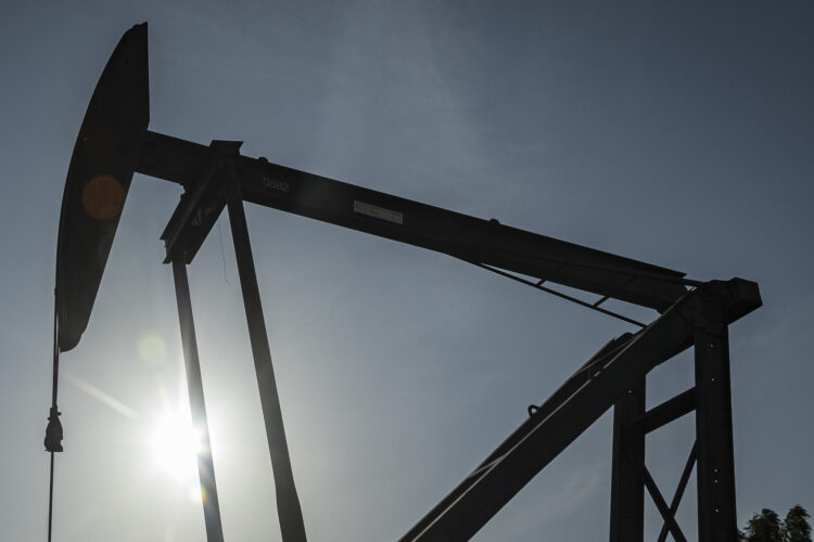 AME794. BOGOTÁ (COLOMBIA), 05/01/2026.- Fotografía de archivo, fechada el 18 de diciembre de 2025, donde se observa un balancín petrolero en el Lago de Maracaibo (Venezuela). P EFE/ Henry Chirinos ARCHIVO