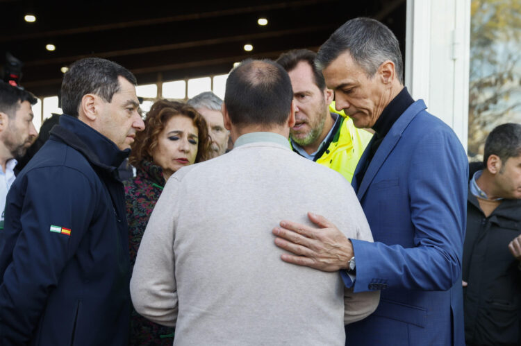 El presidente del Gobierno Pedro Sánchez (d) conversa con el alcalde de Adamuz, Rafael Ángel Moreno Reyes (c, de espaldas), y el presidente de la junta de Andalucía, Juanma Moreno (i), en Adamuz, Córdoba, este lunes. Sánchez ha asegurado este lunes desde el lugar donde se ha producido la tragedia ferroviaria de Adamuz, en Córdoba, que se dará con "la verdad" sobre la causa del accidente y se conocerá "la respuesta" al origen del siniestro que ha causado al menos 39 fallecidos. EFE/ Jorge Zapata