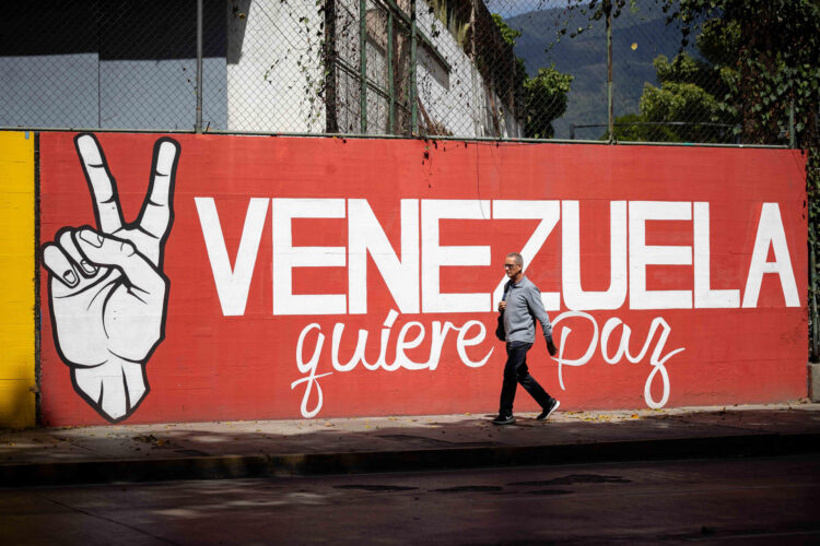 Una persona camina frente a un mural este 8 de enero de 2026, en Caracas (Venezuela). EFE/ Ronald Peña R