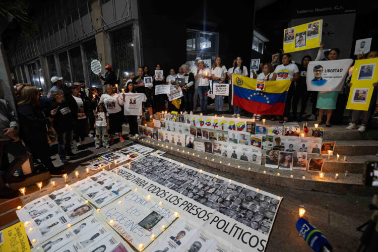 Fotografía que muestra a personas participando en una vigilia frente a la Zona 7 de la Policía Nacional Bolivariana (CPNB), en Caracas (Venezuela). EFE/ Ronald Peña R