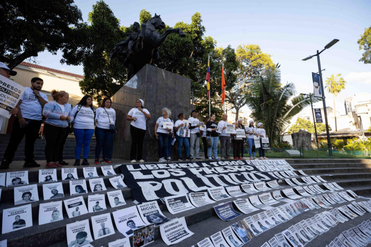 Foto de archivo de familiares de presos políticos en Venezuela participan en una manifestación este domingo, en Caracas (Venezuela). EFE/ Ronald Peña R