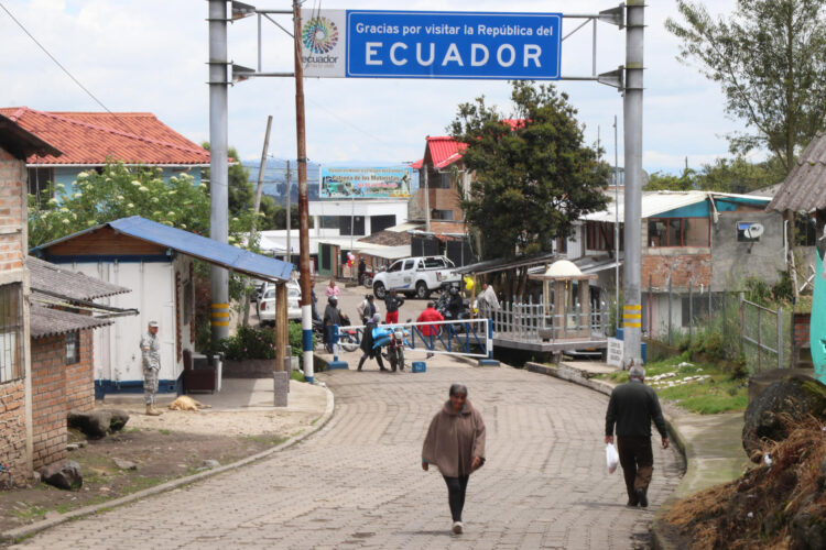 Personas caminan por la frontera de Ecuador con Colombia este viernes, en Tufiño, provincia de Carchi (Ecuador). EFE/ Xavier Montalvo