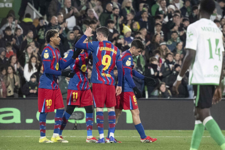 Los jugadores del Barcelona celebran el segundo gol del equipo en el partido de octavos de final de Copa del Rey que Racing de Santander y FC Barcelona disputaron en El Sardinero, en la capital cántabra. EFE/Pedro Puente Hoyos