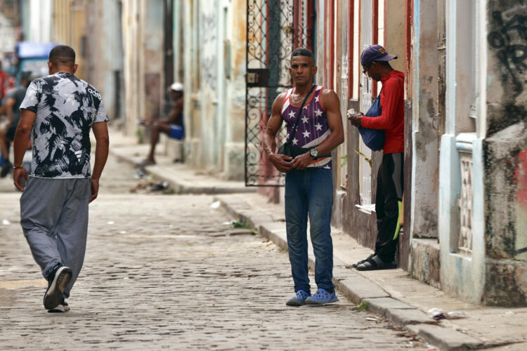 Personas caminan este lunes, en La Habana (Cuba). EFE/ Ernesto Mastrascusa