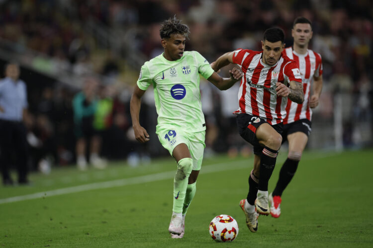 Fotografía de Alberto Estévez, en la que puede verse en una imagen de archivo del 8 de enero de 2025 al delantero del Barcelona Lamine Yamal (i) ante Yuri Berchiche, del Athletic (d), durante la semifinal de la última Supercopa de España. EFE