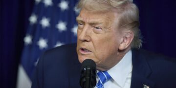 Trump ordena ataques dentro de Venezuela, incluidos contra objetivos militares, según CBS