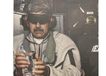 Trump publica una foto de Maduro esposado y con los ojos tapados a bordo de buque de EEUU