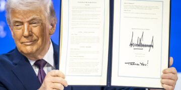 Trump lanza su Junta de Paz en Davos, se reúne con Zelenski y muestra la «nueva Gaza»