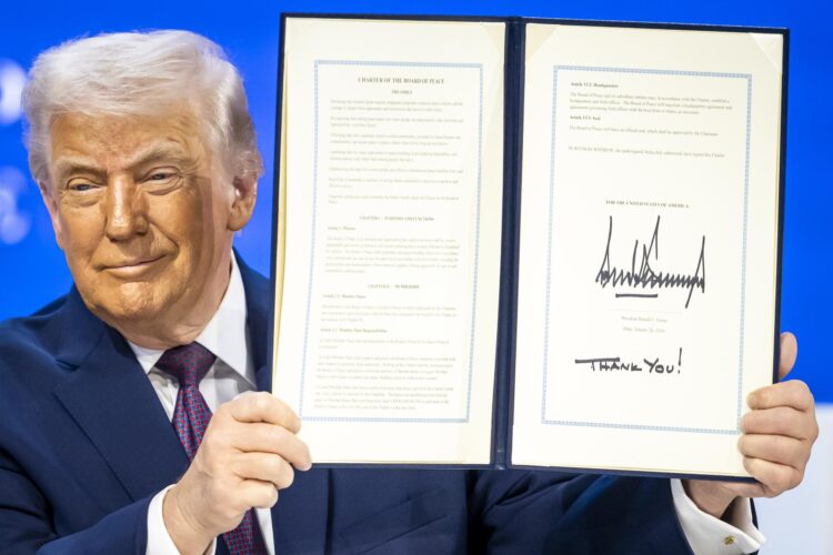 El presidente de EE.UU. Donald Trump sostiene una carta fundacional firmada en la reunión de la 'Junta de la Paz' durante la 56ª reunión anual del Foro Económico Mundial (WEF), en Davos, Suiza, 22 de enero de 2026. La cumbre de 2026, que se celebra del 19 al 23 de enero bajo el tema 'Un espíritu de diálogo', reúne a líderes políticos globales, ejecutivos corporativos y científicos para abordar los desafíos internacionales. (Suiza) EFE/EPA/GIAN EHRENZELLER