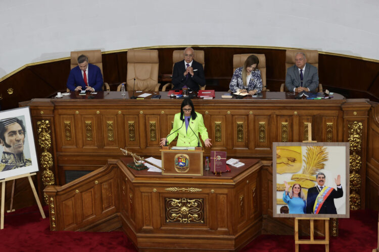 Foto de archivo de la presidenta encargada de Venezuela, Delcy Rodríguez (abajo), habla junto al fiscal general de Venezuela, Tarek William Saab (i-arriba), el presidente de la Asamblea Nacional, Jorge Rodríguez (2-i), la presidenta del Tribunal Supremo de Justicia, Caryslia Beatriz Rodríguez Rodríguez (2-d) y el presidente del consejo nacional electoral, Elvis Amoroso en Caracas (Venezuela). EFE/ Ronald Peña R.
