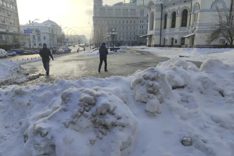Vista de Kiev (Ucrania) este martes. Horas después de que el presidente de Ucrania, Volodímir Zelenski, advirtiera de los planes rusos de seguir dañando el sistema energético del país para dejar a la población sin luz y calefacción en medio de la ola de frío, Rusia lanzó un nuevo ataque aéreo masivo dirigido sobre todo contra infraestructuras de generación y subestaciones eléctricas. EFE/Marcel Gascón