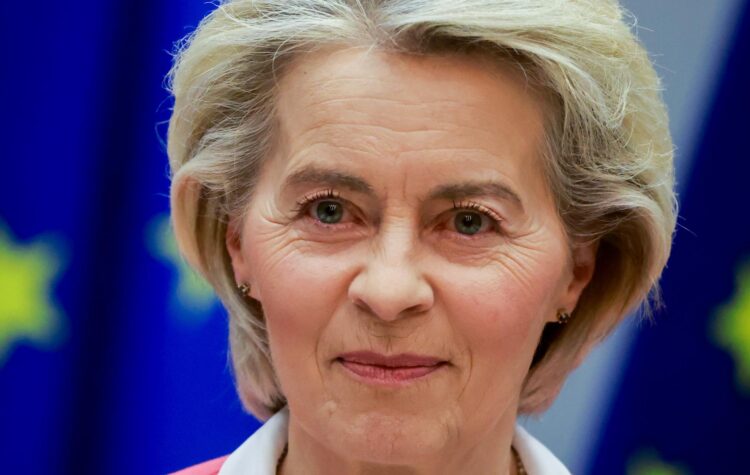 Imagen de archivo de la presidenta de la Comisión Europea, Ursula von der Leyen. EFE/EPA/OLIVIER HOSLET