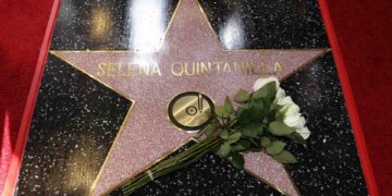 La exhibición de Selena reúne objetos íntimos en un momento clave para su familia