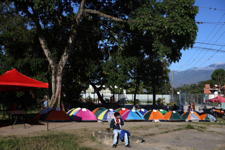 Familiares de presos políticos esperan en carpas frente al centro penitenciario Rodeo I este 22 de enero de 2026, en Zamora estado de Miranda (Venezuela). EFE/ Miguel Gutiérrez