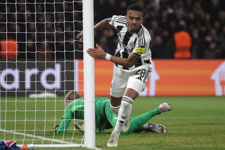 Joe Willock marca el 1-1 del Newcastle ante el PSG en la octava jornada de la primera fase de la Liga de Campeones en París EFE/EPA/CHRISTOPHE PETIT TESSON