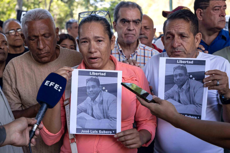 Nancy Subero, esposa del detenido, José Luis Subero, habla durante un protesta en las afueras de la Universidad Central de Venezuela este lunes, en Caracas (Venezuela). EFE/ Ronald Peña R