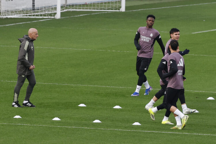 El preparador físico Antonio Pintus (i) observa al delantero del Real Madrid Vini Jr. (4d), junto a sus compañeros, durante el entrenamiento del equipo en la Ciudad Deportiva de Valdebebas en Madrid este martes. El Real Madrid se enfrenta mañana al Albacete en un partido de octavos de final de la Copa del Rey. EFE/ J.J. Guillén