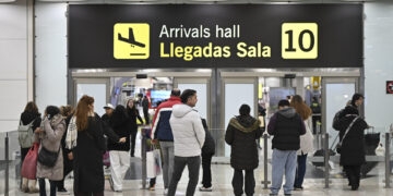 La Comisión Europea endurece su política de visados y la vincula a la cooperación en los retornos