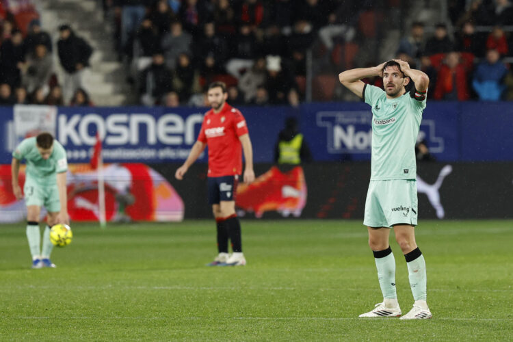 El defensa del Athletic Daniel Vivian (d) se lamenta al final del encuentro correspondiente a la jornada 18 de LaLiga EA Sports entre el CA Osasuna y el Athletic Club de Bilbao en El Sadar, Pamplona. EFE/ Villar López