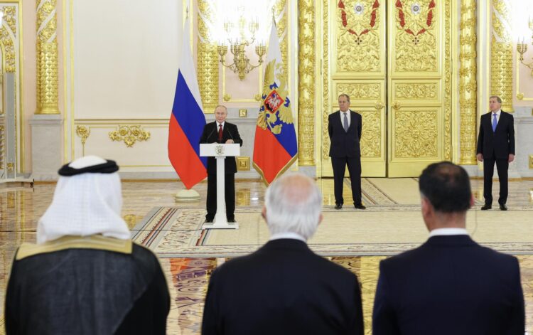 El presidente ruso, Vladimir Putin (centro-izquierda), pronuncia un discurso durante la ceremonia de presentación de credenciales de los embajadores extranjeros recién nombrados en el Gran Palacio del Kremlin en Moscú, Rusia, el 15 de enero de 2026.6. (Rusia, Moscú) EFE/EPA/RAMIL SITDIKOV/POOL