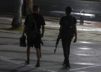 Decenas de personas salen de Fuerte Tiuna tras explosiones en Caracas