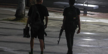 Decenas de personas salen de Fuerte Tiuna tras explosiones en Caracas