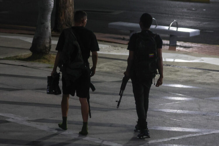 Fuerzas venezolanas patrullan las calles junto a los lugares de algunas detonaciones y explosiones en Caracas, Venezuela, el 3 de enero de 2025 después de las "amenazas", según el gobierno venezolano del presidente estadounidense Donald Trump.
EFE/Miguel Gutierrez