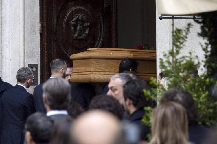 El ataúd que transporta al diseñador de moda italiano Valentino Garavani llega para su velatorio en la Piazza Mignanelli PM23 en Roma, Italia, el 21 de enero de 2026. Valentino falleció en su casa en Roma el 19 de enero de 2026. (Moda, Italia, Roma) EFE/EPA/MASSIMO PERCOSSI