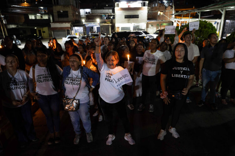 Fotografía del 13 de enero de 2026 de personas participan en una vigilia frente al centro penitenciario Rodeo I, en Zamora estado de Miranda (Venezuela). EFE/ Ronald Peña R