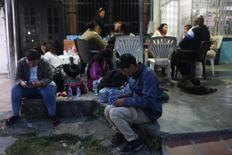 Familiares de presos políticos esperan cerca a la cárcel El Rodeo I este lunes, en Caracas (Venezuela). EFE/ Miguel Gutiérrez