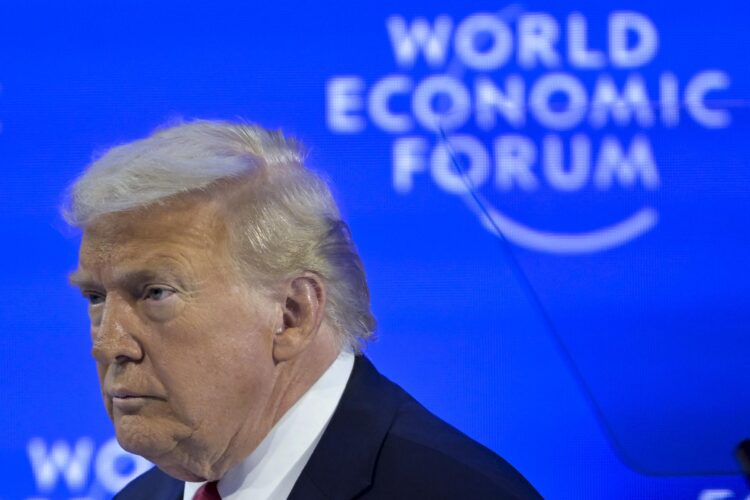 El presidente de EE.UU., Donald Trump, entra en el escenario para su discurso especial en la 56ª reunión anual del Foro Económico Mundial (WEF) en Davos, Suiza, el 21 de enero de 2026. La reunión, bajo el tema 'Un espíritu de diálogo', reúne a emprendedores, científicos y líderes corporativos y políticos en Davos y tiene lugar del 19 al 23 de enero en Davos. (Suiza) EFE/EPA/GIAN EHRENZELLER