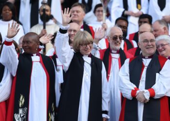 La nueva jefa de la Iglesia anglicana jura su cargo antes de su consagración en Canterbury