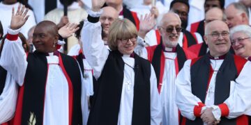 La nueva jefa de la Iglesia anglicana jura su cargo antes de su consagración en Canterbury