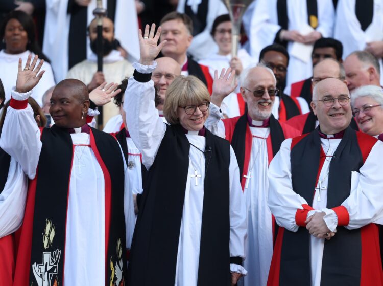 Sarah Mullally (C) saluda después de una ceremonia para convertirse en la 106ª y primera Arzobispa de Canterbury en la Catedral de San Pablo en Londres, Reino Unido, 28 de enero de 2026. El Arzobispo de Canterbury es el obispo principal, líder de la Iglesia de Inglaterra y jefe ceremonial de la Comunión Anglicana mundial. (Obispo, Reino Unido, Londres) EFE/EPA/NEIL HALL