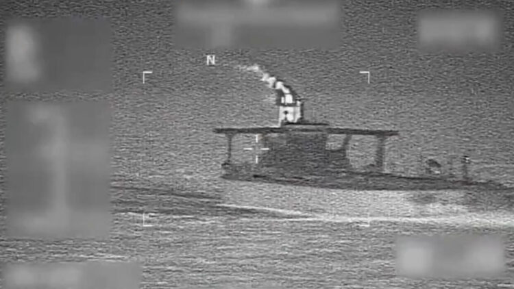 Captura de pantalla de la cuenta oficial @Southcom del Comando Sur de Estados Unidos en la que se muestra el buque M/T Sophia interceptado en aguas internacionales por el Departamento de Guerra y el Departamento de Seguridad Nacional de Estados Unidos. EFE/ @Southcom