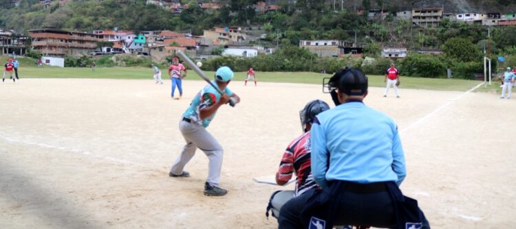 La emoción de la pelota suave no da tregua en el estadio “Juventud" de La Puerta (Fotos Hablemos de Deporte).