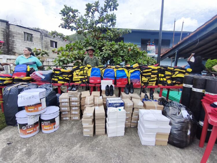 Dotación de uniformes escolares en Mérida