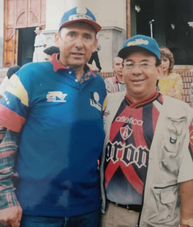 Rafael José Daboín, en la foto cuando entrevistó al "monstruo" del ciclismo " Cochise" Rodríguez