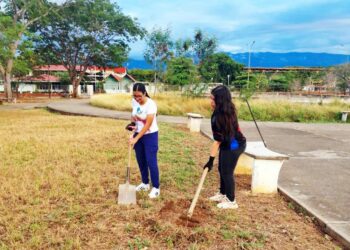 Estudiantes del Salesiano embellecen Plaza de Brisas de Jalisco