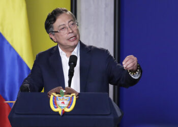 Petro advierte al ELN de acciones militares conjuntas con Venezuela si no sale de ese país