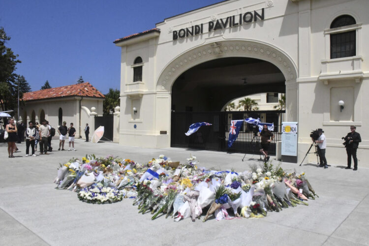 La playa de Bondi, uno de los grandes iconos turísticos de Australia, amaneció este lunes casi vacía y en silencio, con flores, velas y mensajes de duelo tras el atentado contra un acto festivo de la comunidad judía que dejó al menos 16 muertos, incluido un presunto atacante, el tiroteo más grave del país en las últimas tres décadas. 
EFE/Edurne Morillo
