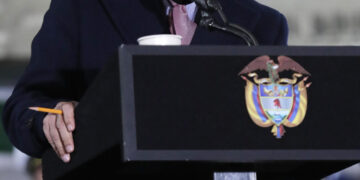 Petro dice que hay bombardeos sobre Caracas y pide reuniones urgentes de la ONU y la OEA