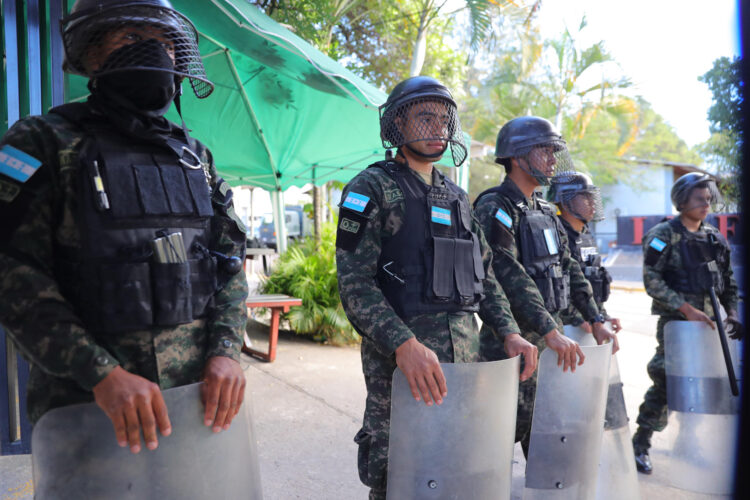 Integrantes del Ejercito de Honduras custodian el Centro Logístico Electoral (CLE) este domingo, en Tegucigalpa (Honduras). EFE/ Gustavo Amador