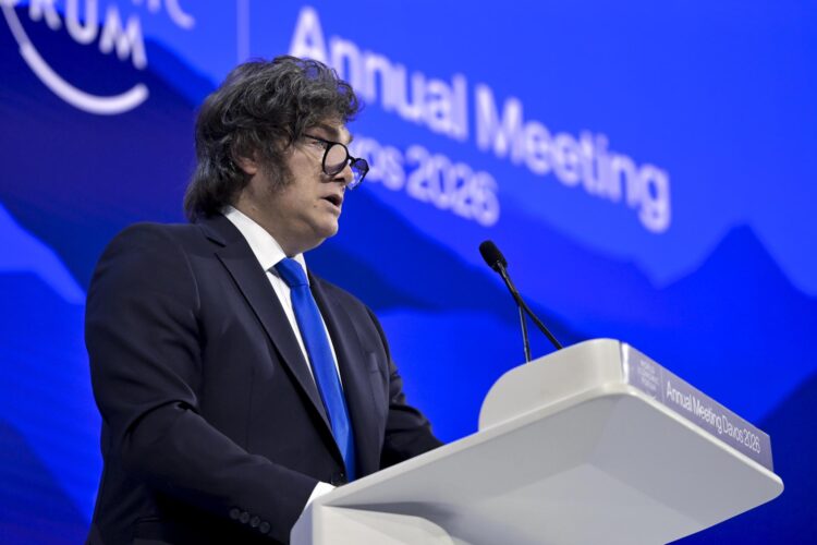 Javier Milei, Presidente de Argentina habla durante su Discurso Especial en la 56ª reunión anual del Foro Económico Mundial (WEF) en Davos, Suiza, 21 de enero de 2026. La cumbre de 2026, que se celebra del 19 al 23 de enero bajo el tema 'Un espíritu de diálogo', reúne a líderes políticos globales, ejecutivos corporativos y científicos para abordar los desafíos internacionales. (Suiza) EFE/EPA/GIAN EHRENZELLER